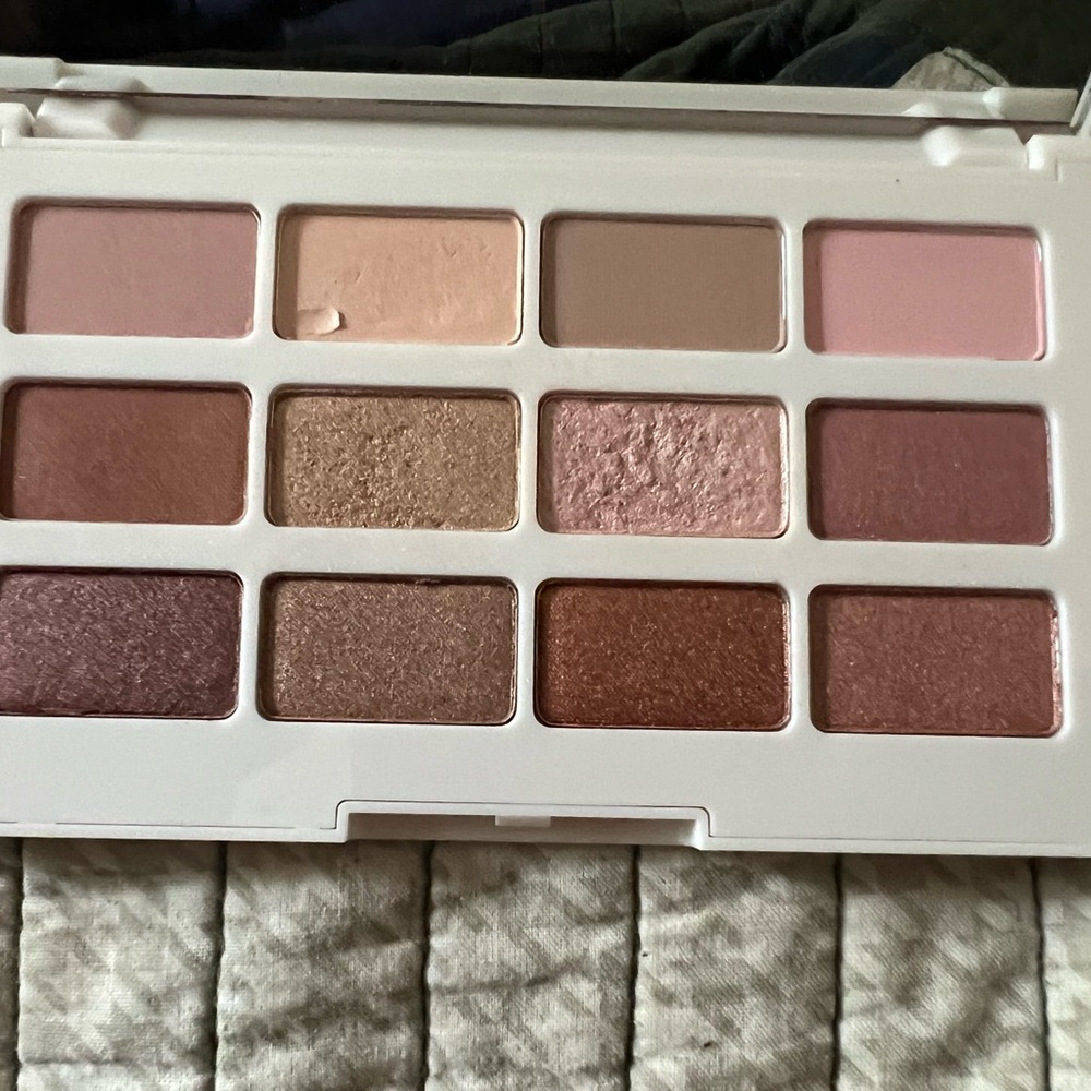 Eyeshadow pallet never used